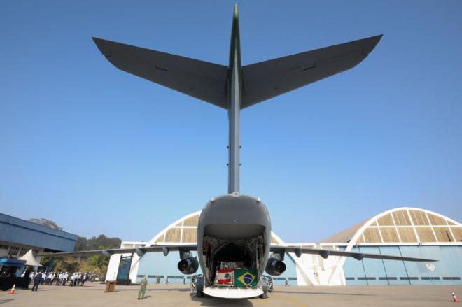Aeronave KC-390 da Força Aérea Brasileira (FAB), carregada com 6 toneladas de materiais, entre medicamentos, equipamentos de saúde e alimentos, doados pelo Ministério da Saúde e pela comunidade libanesa no Brasil. Foto: Clauber Cleber Caetano/PR