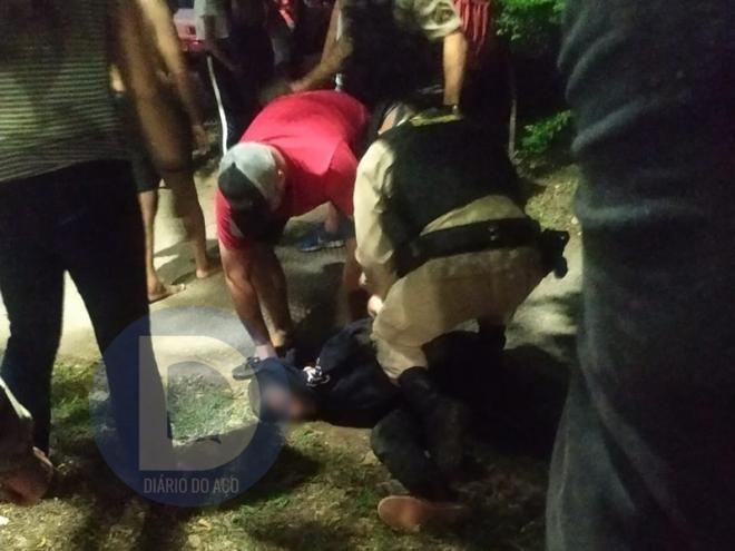O momento que os PMs recolhem o acusado dos crimes no bairro Ideal