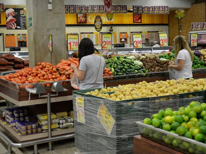 Os supermercados e outros estabelecimentos do setor varejista tem autorização para funcionar neste sábado, das 8h às 18h