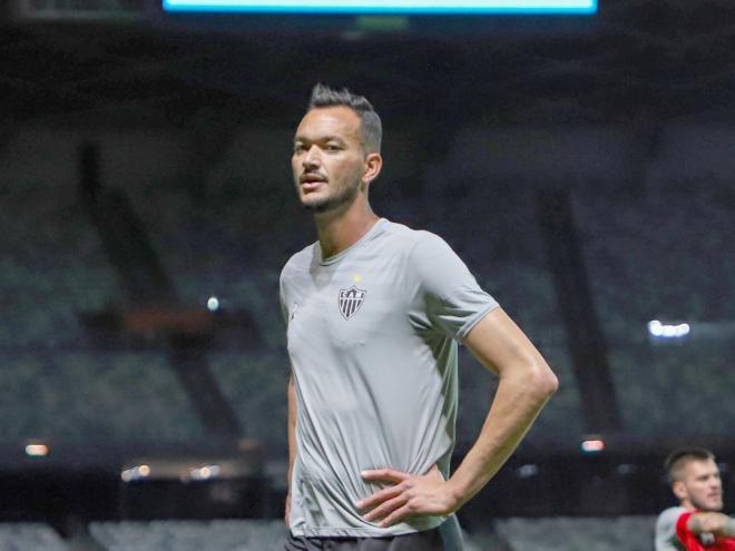 No sempre mexido time atleticano, nem o capitão Réver sabe se será escalado