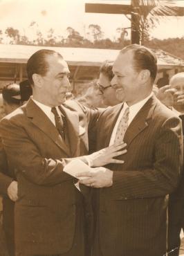 Juscelino e Amaro Lanari no lançamento do marco inicial em 16 de agosto de 1958