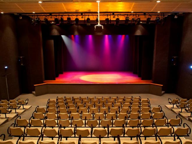 O teatro Zélia Olguin situa-se no bairro Cariru, em Ipatinga
