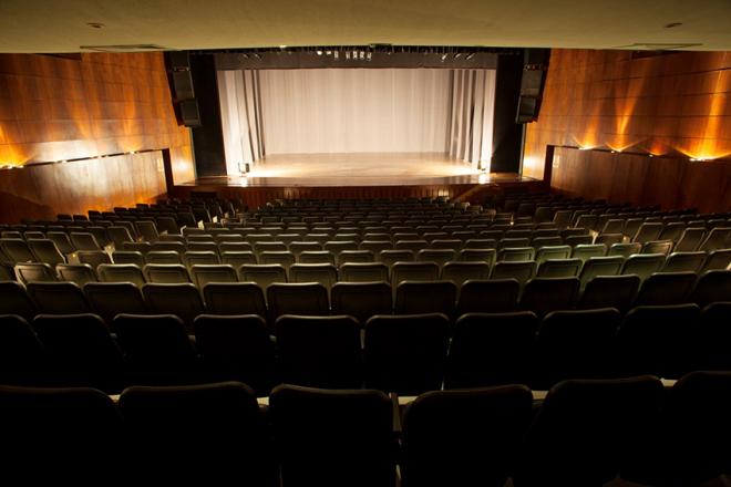 Os amplos espaços do teatro do Centro Cultural Usiminas