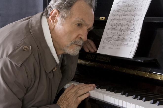 Antônio Petrin dá vida ao dilema de um ator polonês cardíaco