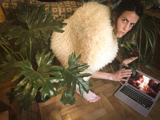 Luciana Paes, da Cia. Hiato, apresenta a peça Olar Universo