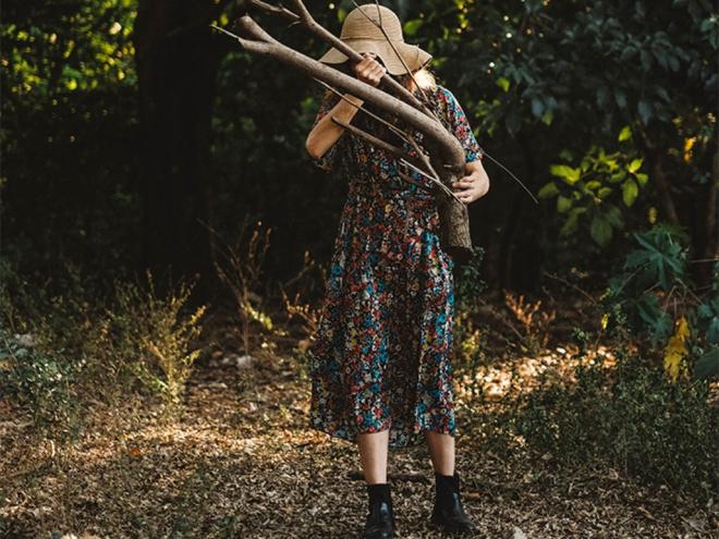 Marina Guzzo dança e encanta em uma improvável floresta doméstica