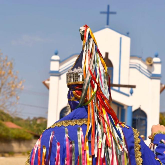 Os congadeiros e seus vistosos chapéus se apresentam em Jequitibá