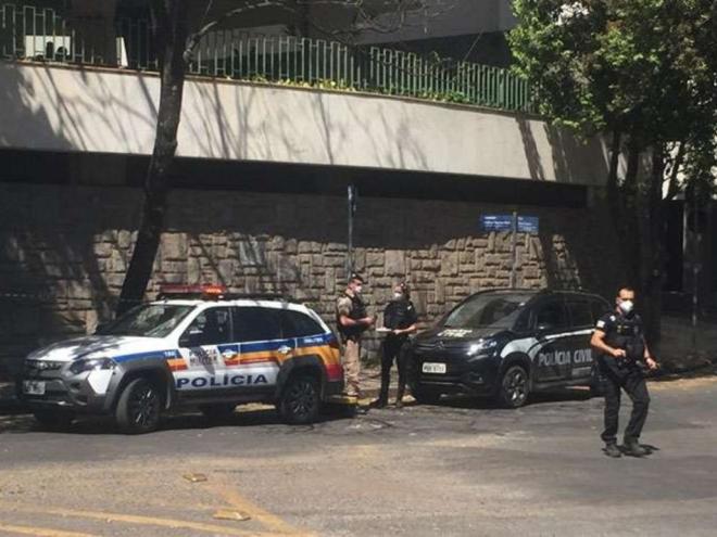 Policiais atuam no caso em que menino caiu de quarto andar de prédio,em Belo Horizonte 
