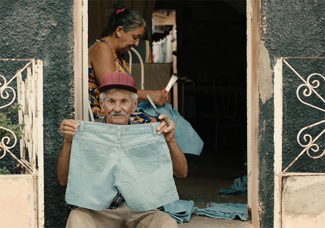 Em cena do filme, uma fábrica caseira de jeans no agreste pernambucano