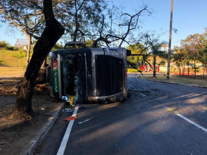 Um caminhão que puxava uma carreta bi trem tanque carregada com combustíveis tombou no fim da tarde de quarta-feira, no trevo que faz a ligação com a avenida Roberto Burle Marx