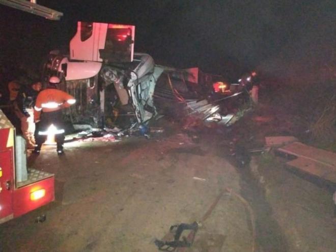 Acidente envolveu caminhão, caminhonete e veículo de passeio na BR-262