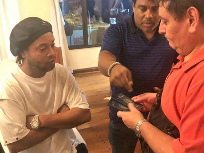 Ronaldinho ficará em liberdade condicional por um ano, enquanto o irmão por dois
