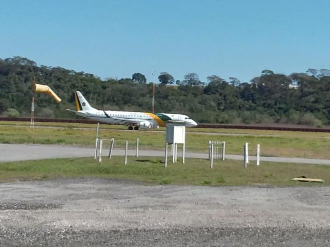Jato da comitiva presidencial chegou ao Aeroporto Regional do Vale do Aço por volta de 10h30