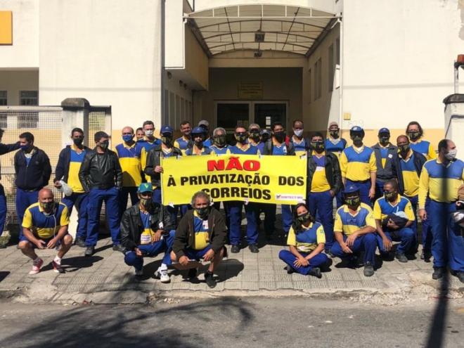 O protesto foi realizado em frente à unidade dos Correios, localizada no Centro de Ipatinga 