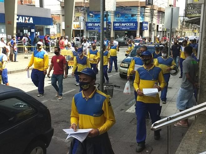 Agentes dos Correios, em greve, fizeram manifestação nas ruas do Centro de Ipatinga