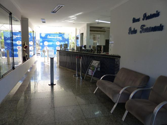 Com pedal de álcool em gel e proteções feitas de acrílico no balcão, além de outras proteções, o Ipaminas já tem condições para reabrir
