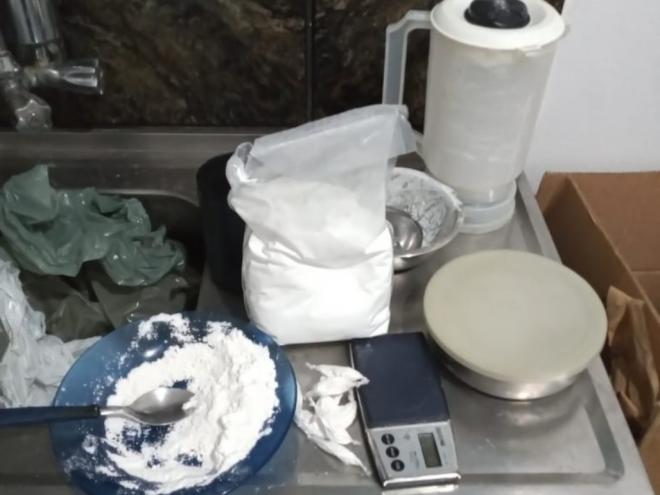Em residência policiais apreenderam produtos para desdobrar cocaína