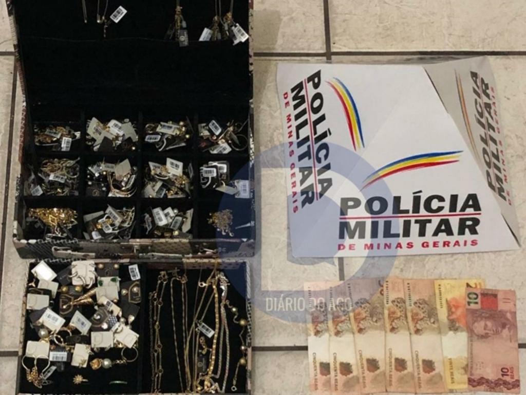 Foram presas em flagrante três autoras, que foram conduzidas à Delegacia de Polícia juntamente com os materiais pelo crime de receptação