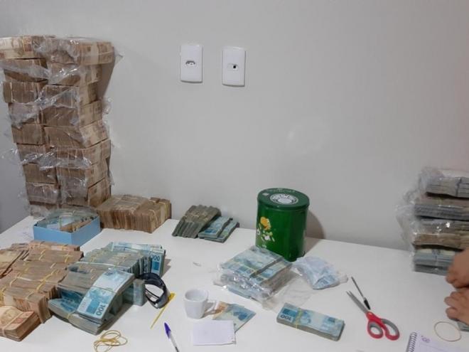 Em um endereço, em Santos (SP), mais de R$ 2 milhões, além de dólares, foram apreendidos na manhã desta segunda-feira