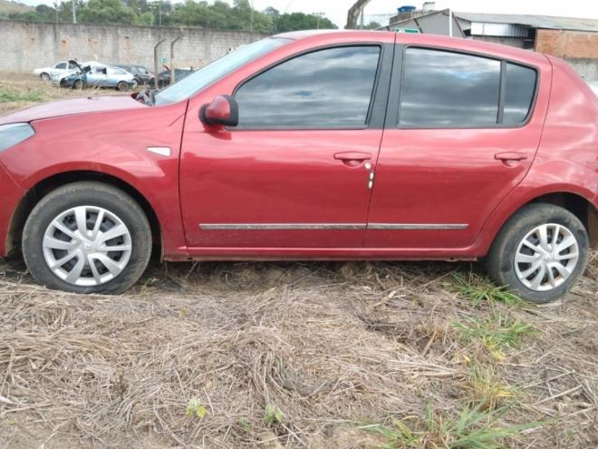 Polícia chegou aos suspeitos e um dos autores confesso, depois que descobriu o aluguel desse Sandero 