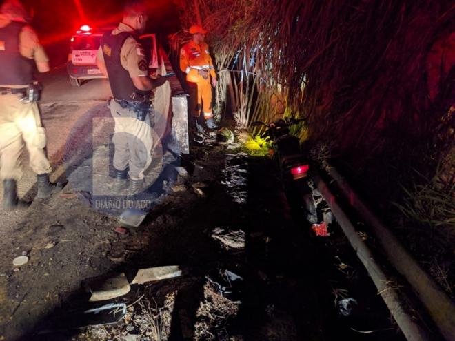 A moto ficou caída na canaleta, na margem da rodovia estadual
