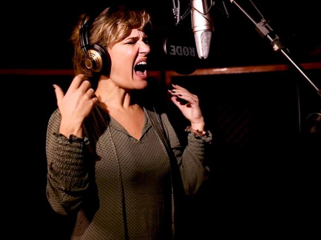 A cantora Silvia Abelin só agora gravou a canção composta há cinco anos