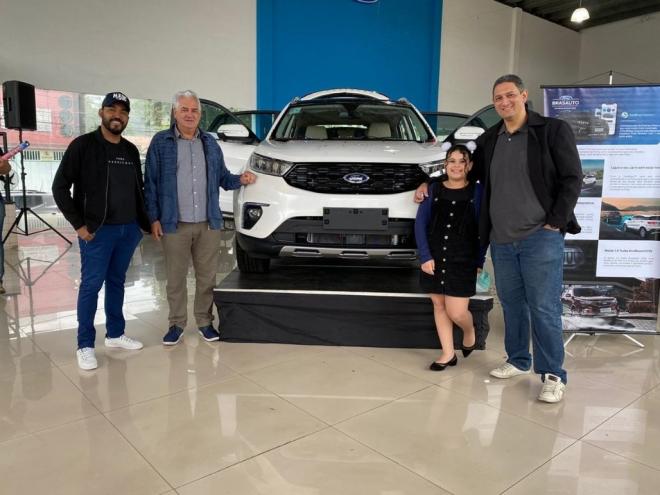 O cliente Randolfo Guimarães (de jaqueta azul) foi o primeiro a comprar o novo Ford Territory no Vale do Aço