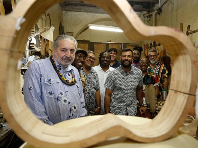 O sambista Moacyr Luz e sua equipe de músicos-companheiros vão se apresentar em meio virtual