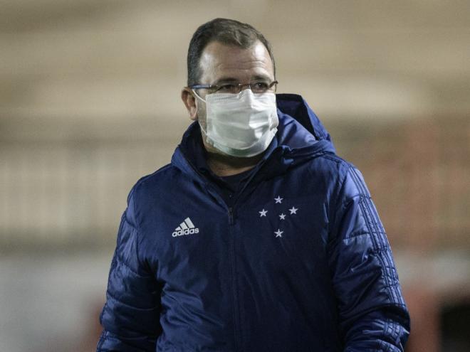 Depois de série ruim no Brasileirão, Enderson Moreira virou alvo de críticas da torcida