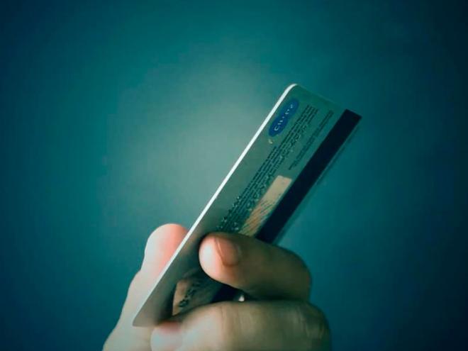 Intercambista ficou impossibilitado de pagar despesas porque cartão internacional não foi desbloqueado