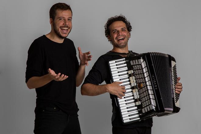 O cantor e compositor João Cavalcanti e o pianista e sanfoneiro Marcelo Caldi