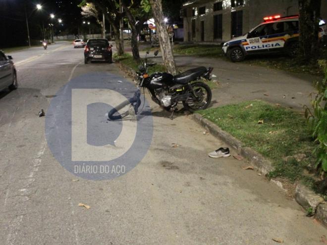 A moto que era pilotada por um jovem que ficou bastante ferido