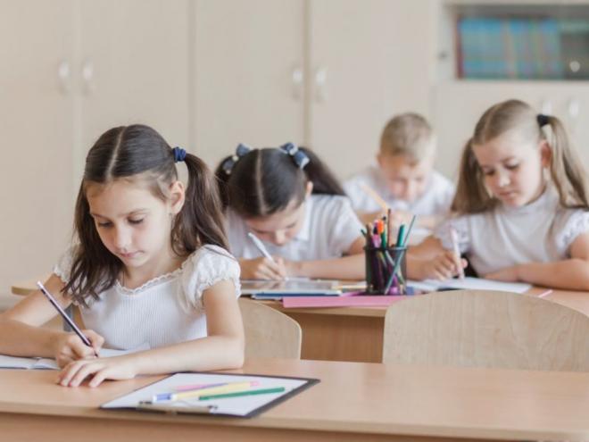 A alfabetização é um direito fundamentado pela Declaração Universal dos Direitos Humanos (DUDH). É, também, a base da educação