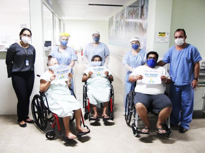 Os casos recuperados referem-se a casos confirmados da doença que receberam alta hospitalar e/ou cumpriram isolamento domiciliar de 14 dias sem apresentar intercorrências