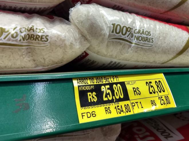 Pacote de cinco quilos do alimento custava em torno de R$ 12 há menos de um mês 