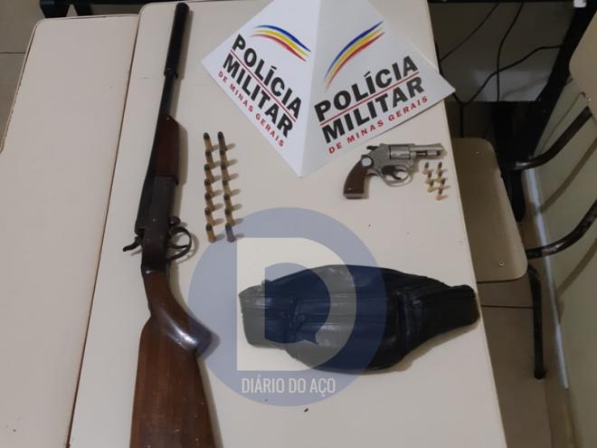 A espingarda, apreendida na zona rural de Marliéia, estava com silenciador acoplado