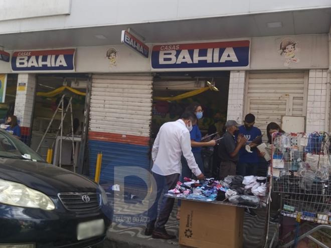 A porta danificada na tentativa de furto na madrugada de quarta-feira