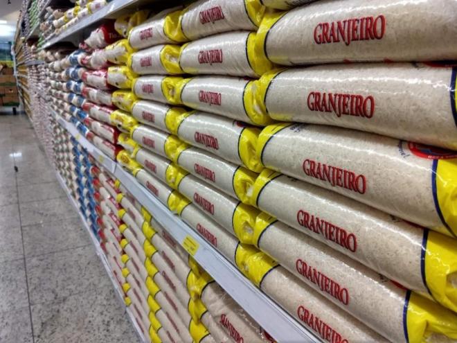 Vendida a R$ 12 há menos de 30 dias, sacola de cinco quilos já custa quase R$ 26 (em média) e distribuidores afirmam que o alimento vai subir mais