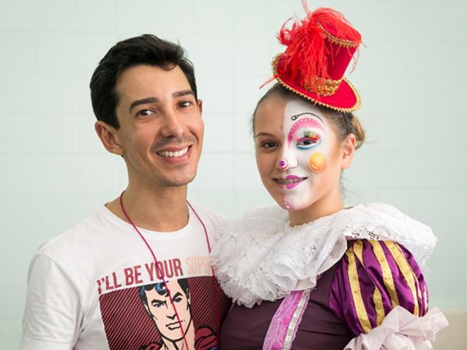 Rômulo Amaral é jornalista, artista, professor e maquiador