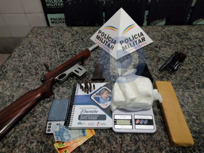 Os objetos apreendidos pelos PMs durante a verificação da denúncia