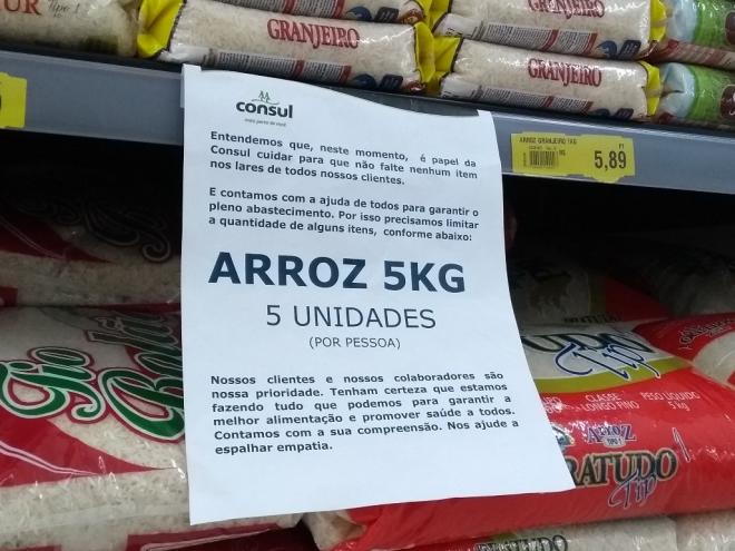 Em outro supermercado o limite é de 5 pacotes por pessoa