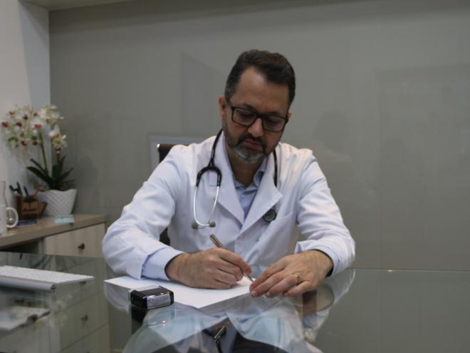 Neuropediatra Marcone Oliveira dá orientações para evitar o suicídio
