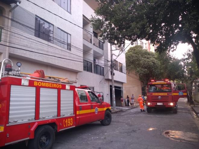 Prédio foi evacuado por medida de segurança e bombeiros controlaram fogo 