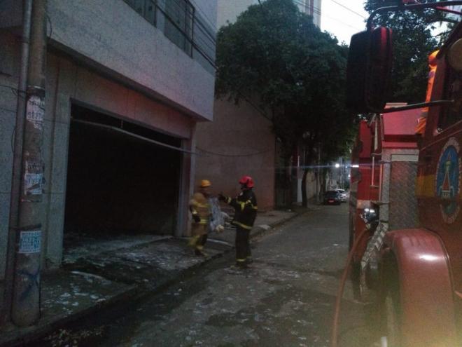 O portão da garagem foi aberto para a dispersão dos gases em combustão