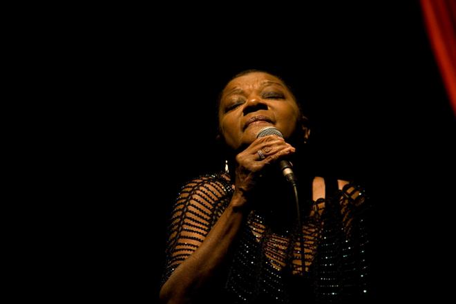A cantora Alaíde Costa vai se apresentar acompanhada de piano e violão