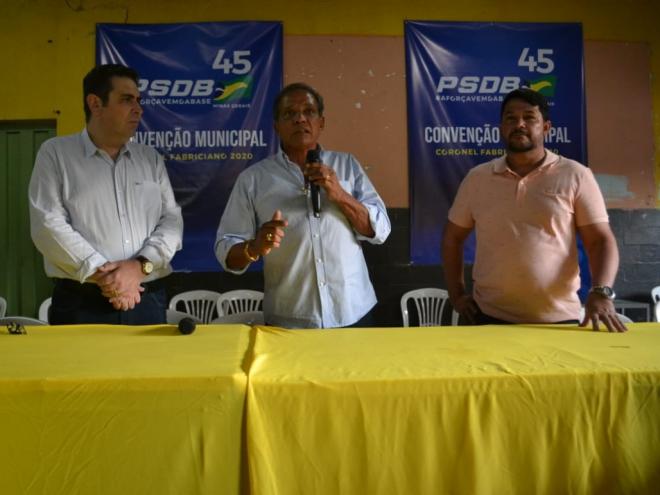 Marcos Vinícius, Lemos (centro) e Enéias Reis, durante convenção partidária, no sábado (12)  
