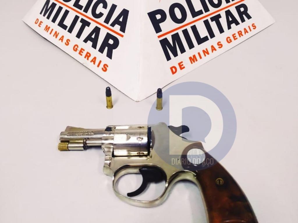 O revólver de calibre 32 apreendida no bairro Parque da Águas