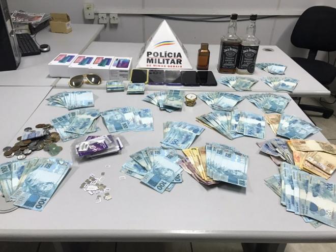 Dinheiro e produtos adquiridos com o saque criminoso os recursos emergenciais do FGTS foram recolhidos com dupla em hotel em Ipatinga