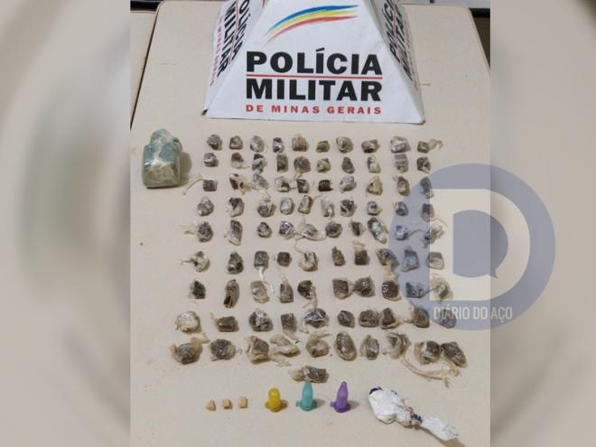 Todas estas porções de drogas estavam escondidas em um matagal