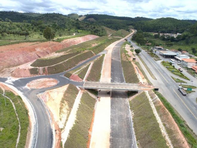 A altura máxima entre a pista e a estrutura das OAEs está fixada entre 4,5 metros 5,5 metros, nos viadutos, passagens inferiores e passarelas edificadas 